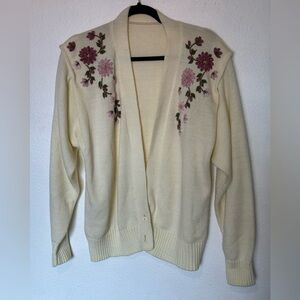Vintage Women’s XL Floral Embroidered Cream Sweater